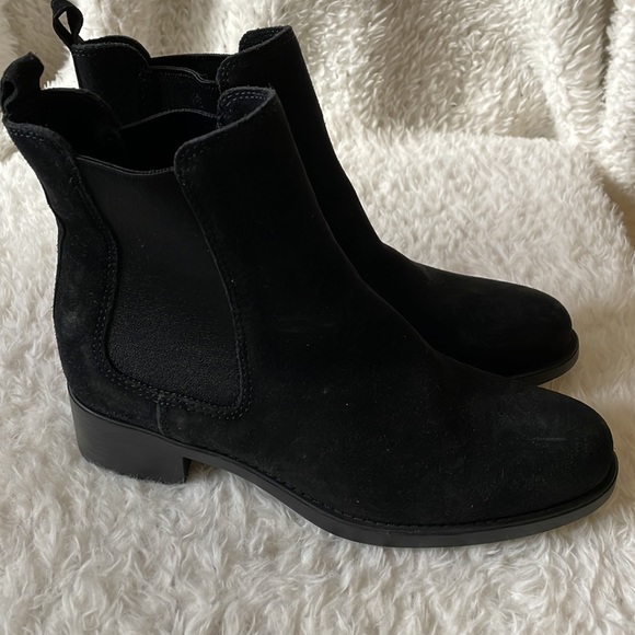 La Canadienne suede chelsea booties black basic minimalist - Picture 8 of 11
